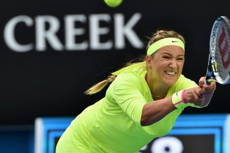 Petenis Belarus, Victoria Azarenka, mengembalikan bola dari petenis Denmark, Caroline Wozniacki, pada babak kedua Australia Terbuka di Melbourne Park, Kamis (22/1/2015). Azarenka menang 6-4, 6-2.