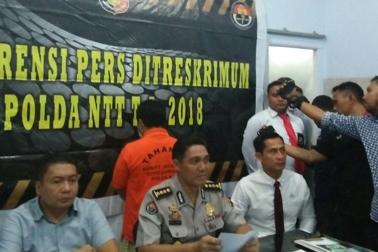 Pejabat Polda NTT saat memberikan keterangan pers terkait aksi penipuan. Pelaku BNN alias B (45) yang mengenakan baju tahanan polisi berwarna merah mengaku sebagai anak angkat Kapolri.