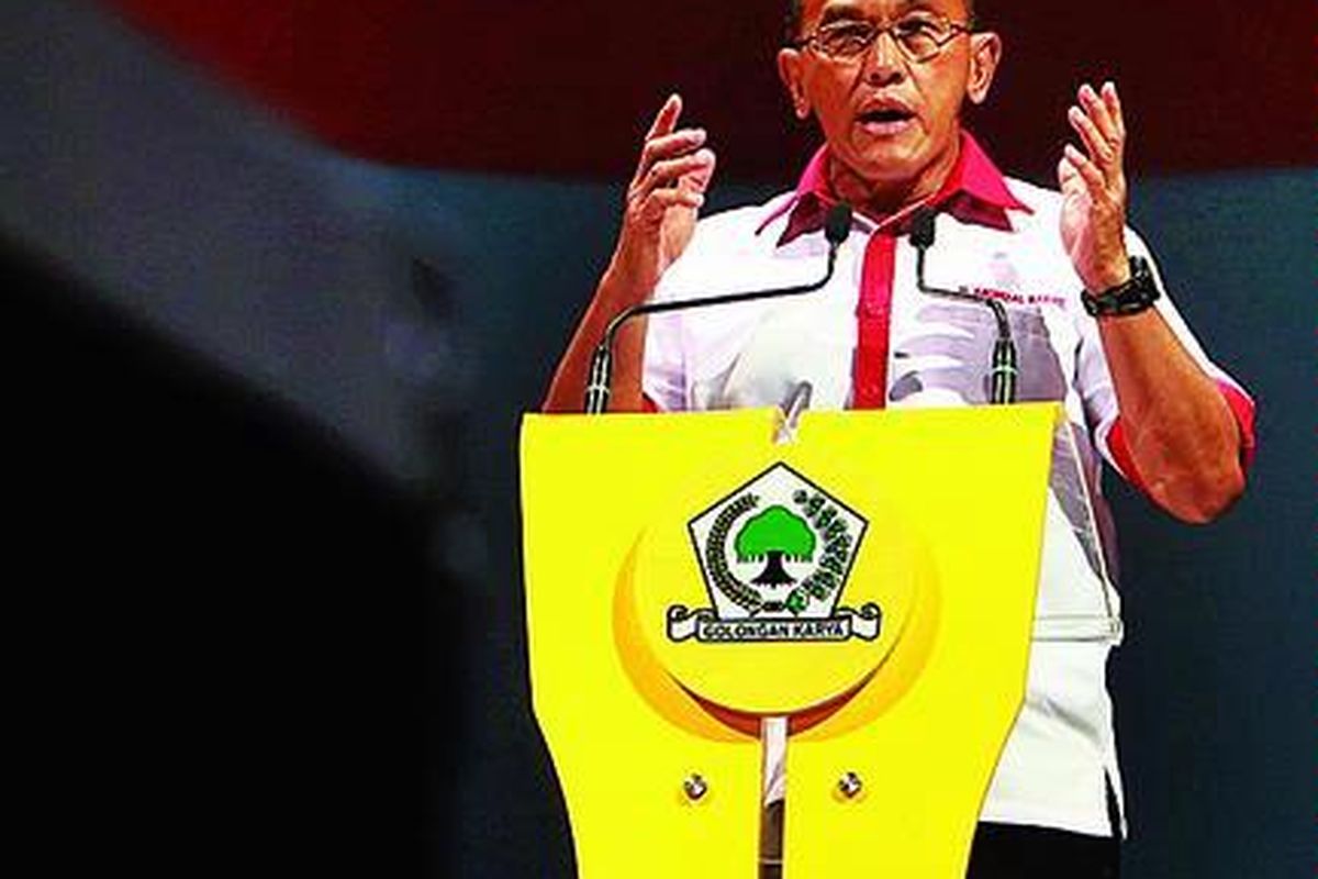 Ketua Umum Partai Golkar Aburizal Bakrie menyampaikan pidato politik dalam acara Deklarasi Calon Presiden dari Partai Golkar di Sentul International Convention Center, Sentul, Bogor, Jawa Barat, Minggu (1/7). Aburizal maju sebagai calon presiden dari Partai Golkar berdasarkan keputusan Rapat Pimpinan Nasional III Partai Golkar beberapa waktu lalu.