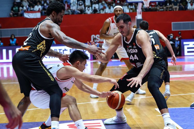 Pebasket timnas Indonesia, Andakara Dhyaksa mencoba menerobos pertahanan timnas basket Yordania pada laga kedua Grup A FIBA Asia Cup 2022 di Istora Senayan, Jakarta, pada Kamis (14/7/2022).  Timnas basket Indonesia kalah 65-74 dari Yordania.