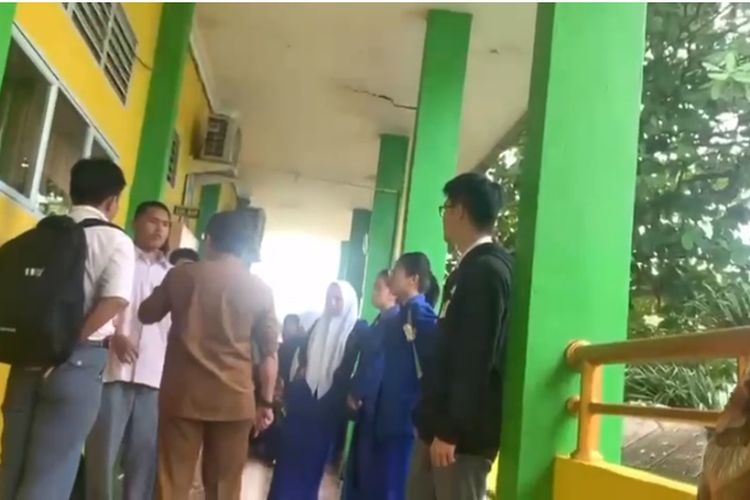 Video seorang guru Sekolah Menengah Kejuruan (SMK) Negeri 1 Tanjungpinang, Kepulauan Riau (Kepri), yang diduga menampar muridnya karena mengganggu proses belajar mengajar viral di media sosial (Medsos).