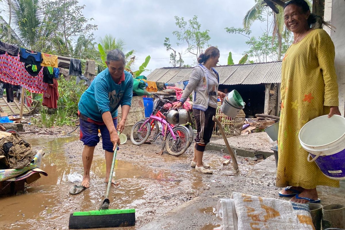 Warga Kamar Kajang bersih-bersih rumah usai diterjang banjir
