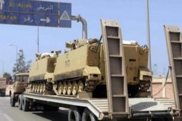 Sejumlah kendaraan tempur Mesir sedang diangkut menuju kawasan Al-Arish, Sinai. Sejak tergulingnya Muhammad Mursi dari kursi presiden, serentetan kekerasan di kawasan genting Sinai.