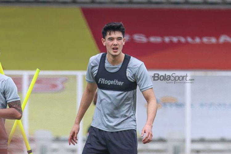 Elkan Baggott ketika mengikuti pemusatan latihan timnas Indonesia di Stadion Madya, Jakarta, pada 10 November 2021. Elkan Baggott kini harus menjalani karantina lima hari karena salah satu penumpang pesawat yang membawanya ke Singapura pekan lalu positif Covid-19 varian Omicron. Kewajiban karantina itu membuat Elkan Baggott kemungkinan harus absen membela timnas Indonesia sampai akhir fase grup Piala AFF 2020.