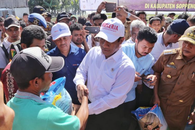 Menteri Pertanian Andi Amran Sulaiman memberi bantuan pertanian untuk masyarakat Soppeng, Sulawesi Selatan yang dilanda banjir, Selasa (10/7/2018)