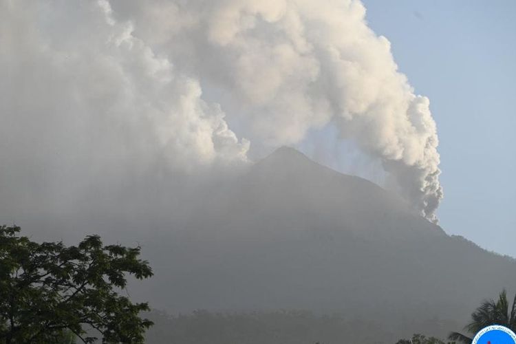 Gunungapi Lewotobi Laki-Laki di Flores Timur, NTT, mengeluarkan abu vulkanik berwarna putih-kelabu saat erupsi pada Senin (1/1). FOTO: PVMBG