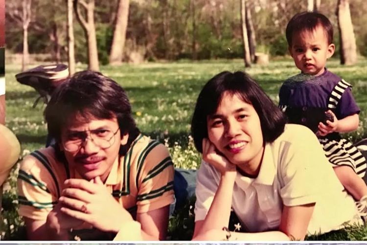 Dipenuhi haru, Sri Mulyani berpamitan dari Kemenkeu dengan pelukan hangat suaminya, Tonny Sumartono. Begini perjalanan cinta keduanya.