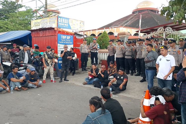 Pleno PSU Tasikmalaya Diwarnai Aksi Warga Desak Usut Politik Uang