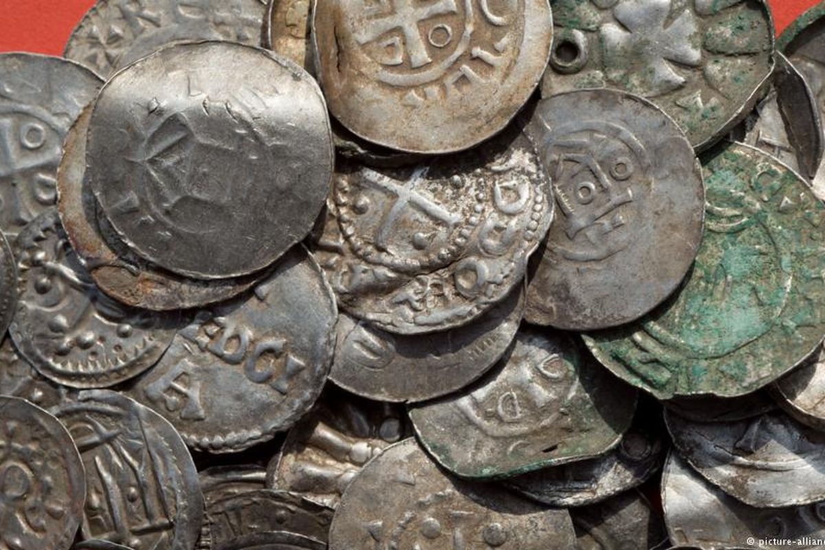 Koin-koin perak yang ditemukan di pulau Rugen, Jerman.