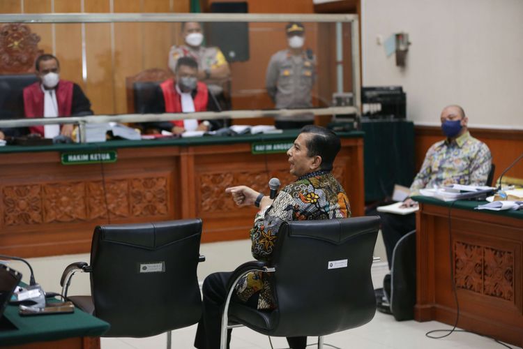 Saksi ahli BNN Komjen Pol (Purn) Ahwil Loetan memberikan kesaksian pada sidang terdakwa kasus peredaran narkotika jenis sabu Irjen Teddy Minahasa di Pengadilan Negeri Jakarta Barat, Senin (6/3/2023). Jaksa penuntut umum (JPU) menghadirkan dua ahli dalam sidang kali ini.