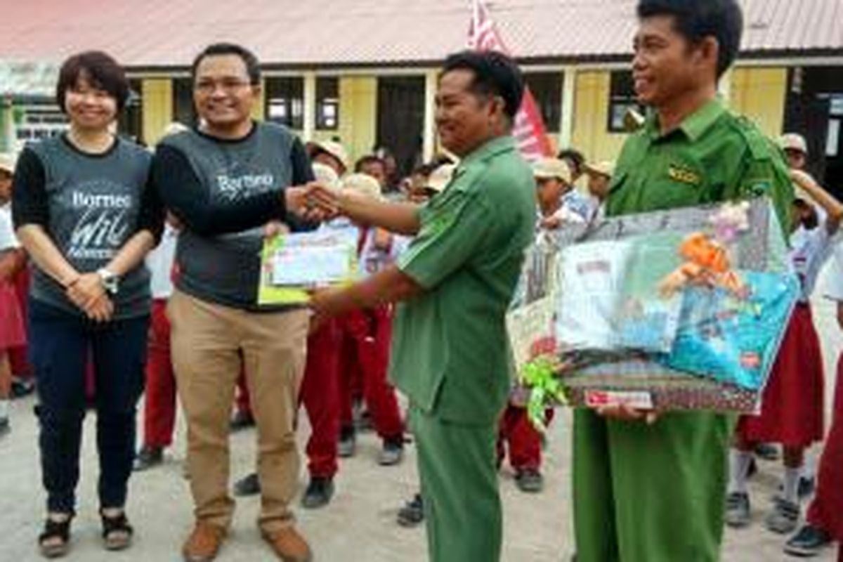 Pemberian sumbangan pada SD di Maratua, Kalimantan oleh eksekutif ADM.
