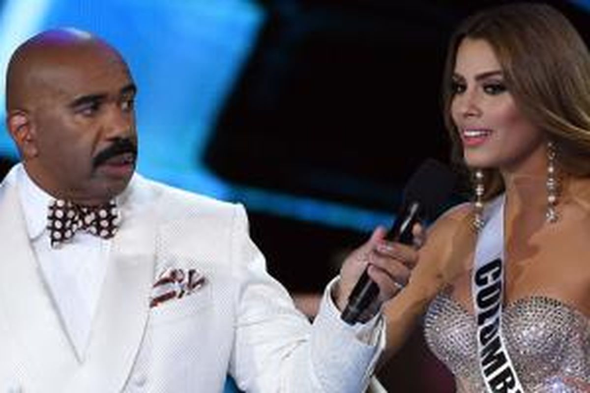Steve Harvey dan Miss Kolombia, Ariadna Guttierez, berbagi panggung di malam penobatan Miss Universe 2015