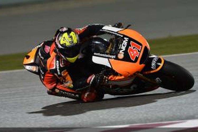 Pebalap Forward Yamaha asal Spanyol, Aleix Espargaro, membalap di Sirkuit Losail pada sesi latihan bebas pertama GP Qatar, Kamis (20/3/2014). 