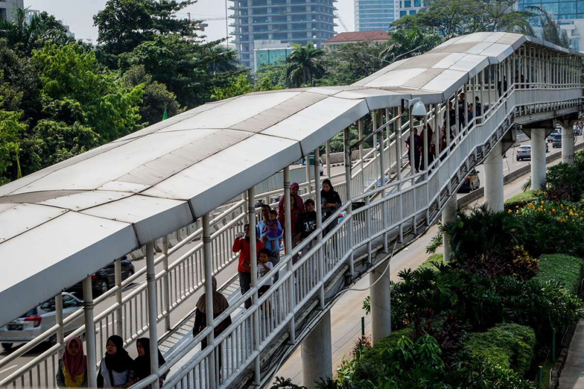 Warga melintasi jembatan penyeberangan orang (JPO) di Dukuh Atas, Jakarta, Sabtu (28/4/2018). Pemerintah Provinsi DKI Jakarta akan merombak 12 JPO di sepanjang Jalan Jenderal Sudirman hingga Jalan MH Thamrin.