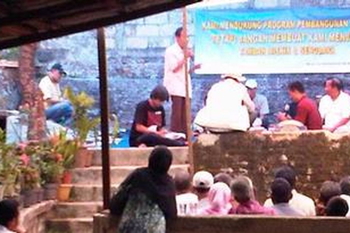 Sejumlah warga yang rumahnya akan digusr untuk pembangunan tol jorr W2, bermusyawarahh bersama di Kampung Sawah, Petukangan Selatan, Pesanggrahan, Jakarta Selatan, Minggu (24/7).