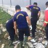 Petugas Damkar Lamongan Evakuasi 2 Ekor Ular King Kobra dari Lahan di Samping Rumah Warga