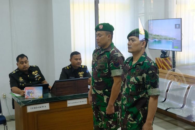 Dua oknum TNI berpangkat sersan mayor dan sersan kepala yang ditangkap atas dugaan penyelundupan 20 kg sabu ke Malaysia menjalani sidang pengadilan militer dengan agenda pembacaan tuntutan. Keduanya adalah T (37), warga Singkawang dan A (33).