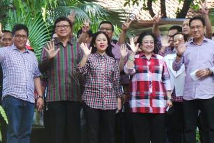 Dari kiri ke kanan: Wasekjen PDIP Hasto Kristiyanto, Sekjen PDIP Tjahjo Kumolo, Ketua DPP PDIP Puan Maharani, Ketua Umum PDIP Megawati Soekarnoputri dan Prananda Prabowo saat akan memberikan hak suaranya di pemilu presiden, Rabu (9/7/2014), di Kebagusan, Jakarta Selatan.