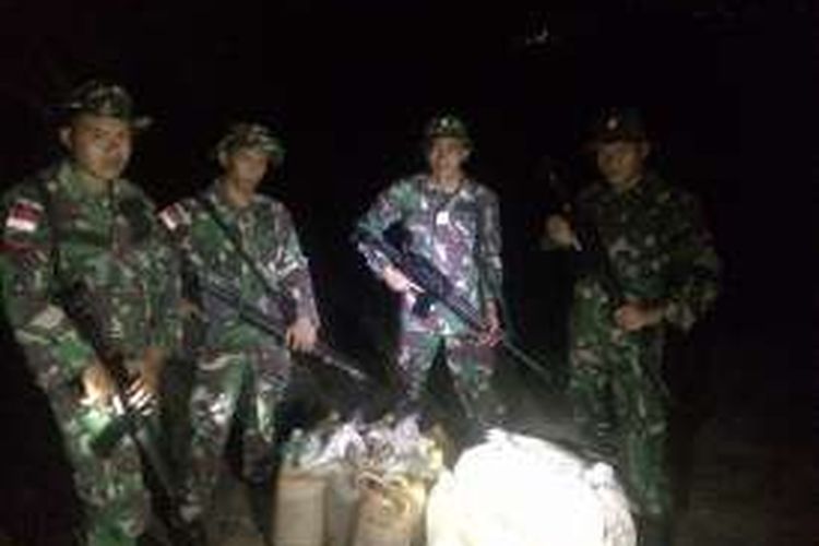 Aparat TNI dari mengamankan sejumlah BBM yang akan diselundupkan ke Timor Leste