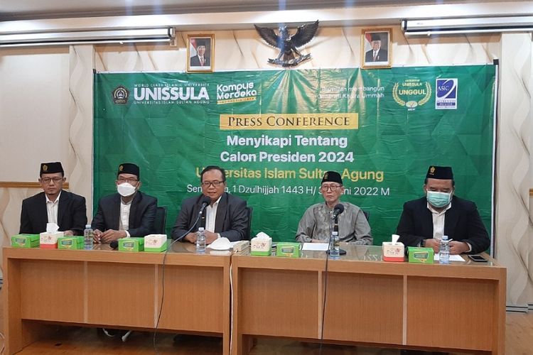 Rektor Unissula Semarang Prof Dr Gunarto SH MHum saat konferensi pers di Unissula Semarang, Kamis (30/6/2022). 