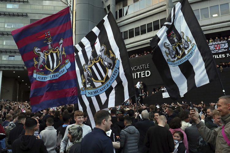 Suporter merayakan saat Newcastle United dibeli oleh PIF (Public Investment Fund), konsorsium Arab Saudi. Newcastle dibeli PIF pada Kamis (7/10/2021), di tengah isu pelanggaran HAM oleh Pangeran Mohammed bin Salman yang mengetuai badan tersebut.