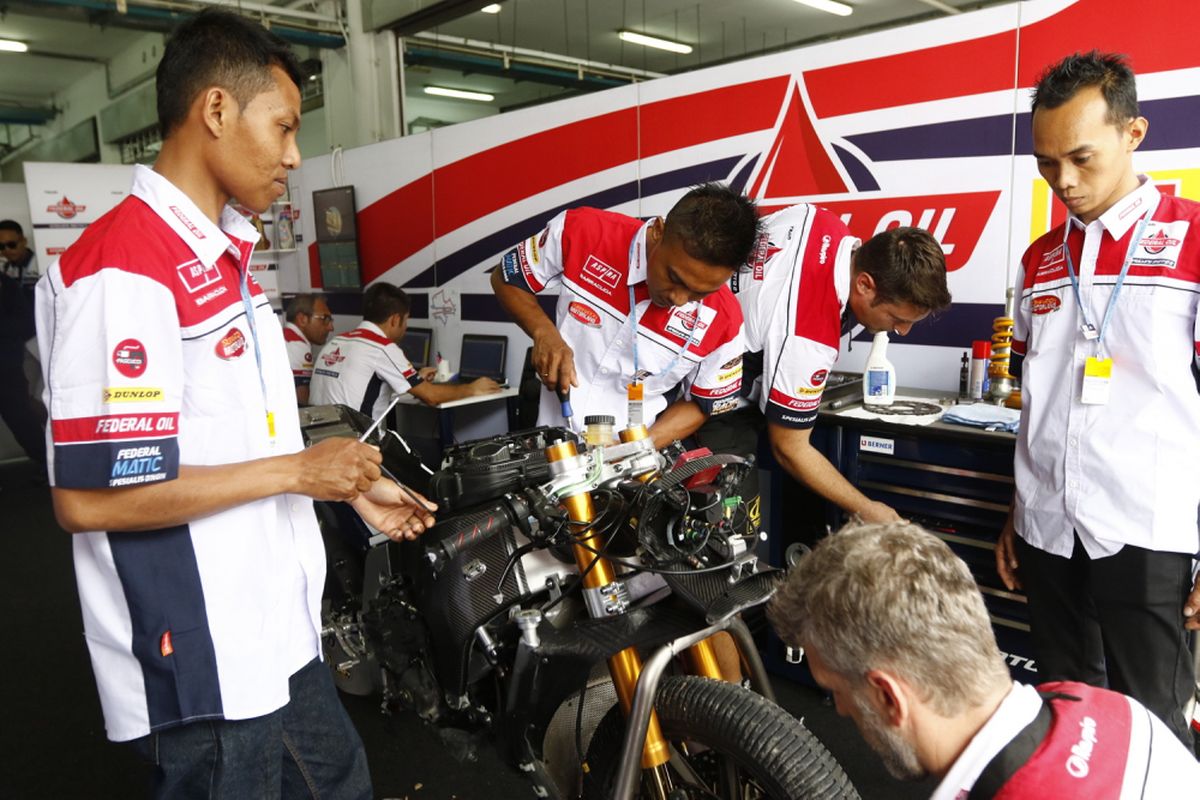 Tiga orang mekanik pemenang Federal Oil Mechanic Academy Contest 2017 terlibat di paddock Federal Oil Gresini Moto2, di Sirkuit Sepang, Malaysia, Jumat (27/10/2017). Mereka berkesempatan terlibat langsung bekerjasama dengan tim mekanik dari Federal Oil Gresini Moto2.