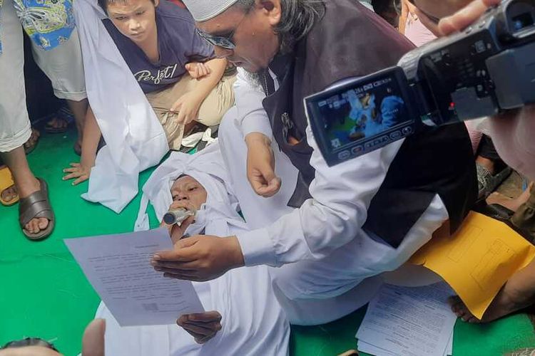 Rian Antoni (41) seorang pria lajang di Palembang, Sumatera Selatan melakukan ritual sumpah pocong lantaran kesal dituduh telah mencabuli seorang anak berusia lima tahun, Kamis (18/5/2023).