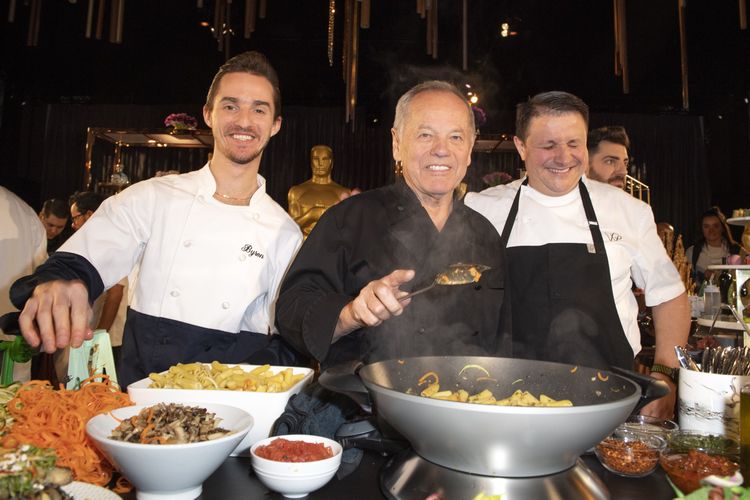 Chef asal Austria Wolfgang Puck (tengah) bersama anaknya Byron Puck (kiri), menyiapkan sajian dalam 92nd Annual Academy Awards Governors Ball di Hollywood & Highland Center, Hollywood, California, 31 January 2020.