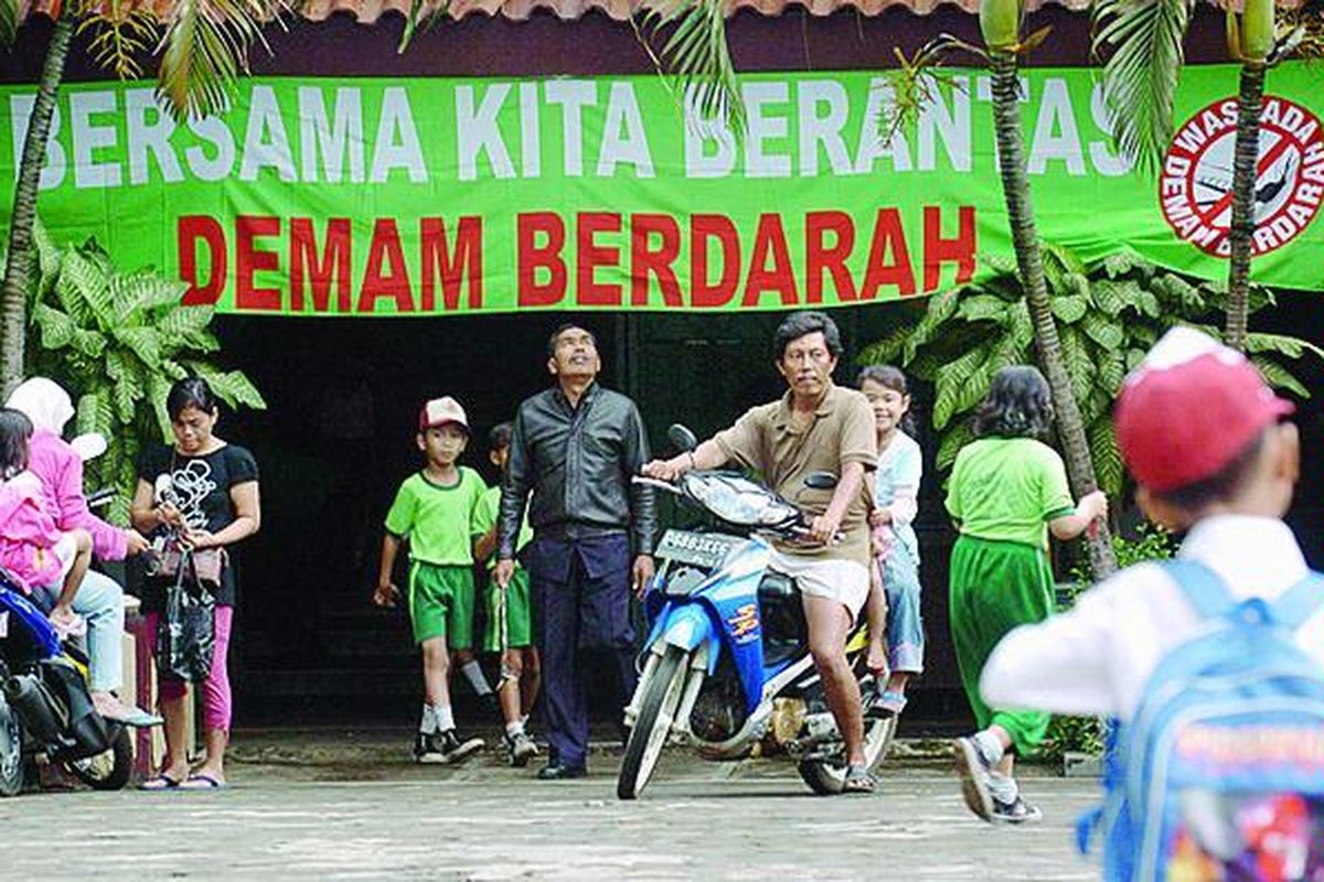 Kampanye pemberantasan penyakit demam berdarah dengue tidak hanya dilakukan di lingkungan permukiman, tetapi juga di lingkungan sekolah. Salah satunya di SD Negeri Penggilingan, Jakarta Timur, Selasa (26/2).  