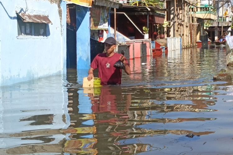 Cerita Warga dan Pelajar Tembus Banjir Dayeuhkolot: Urusan Perut Tak Bisa Tunggu Surut...