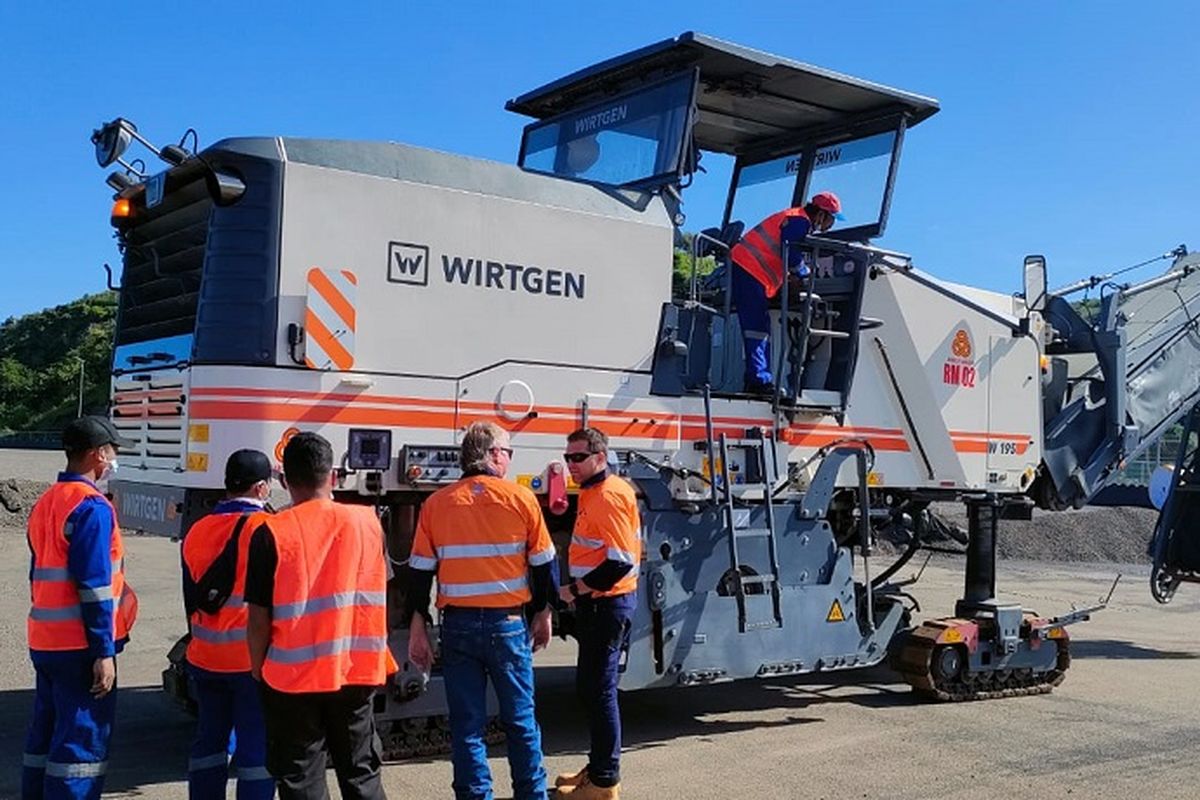 Proses pengaturan alat Cold Mllling Machine sebelum dilakukan pengelupasan aspal lintasan Sirkuit Mandalika, Lombok Tengah, Nusa Tenggara Barat, Kamis (24/2/2022).