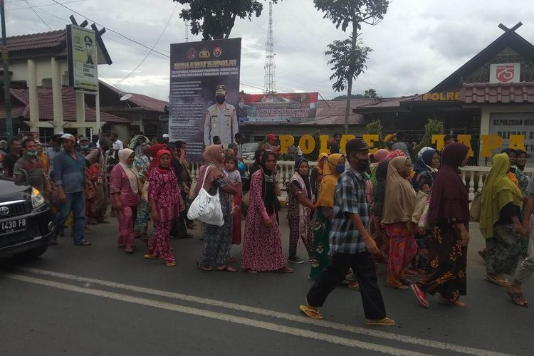 Ratusan warga Desa Padang Garugur, Kecamatan Batang Onang, Padang Lawas Utara melakukan aksi unjuk rasa di Mapolres Tapanuli Selatan, Senin (28/12/2020). Mereka menolak adanya praktik Galian C di wilayah mereka dan memberikan dukungan kepada 8 warga mereka yang dijadikan tersangka.