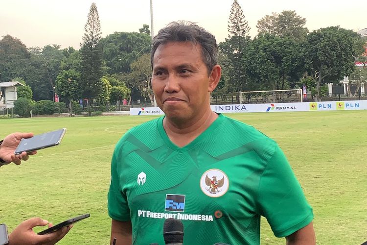 Pelatih timnas U17 Indonesia, Bima Sakti, ketika berbicara kepada awak media termasuk Kompas.com di Lapangan A Gelora Bung Karno (GBK), Senayan, pada Selasa (15/8/2023).