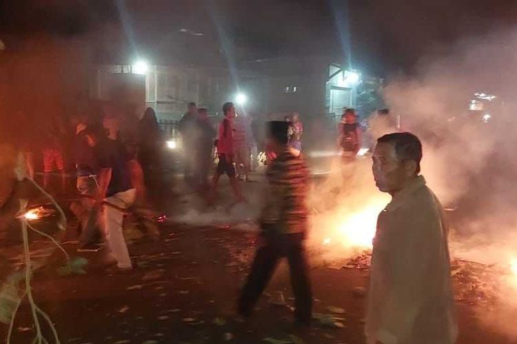 Warga saat melakukan aksi blokade jalan raya, Minggu (28/8/2022).