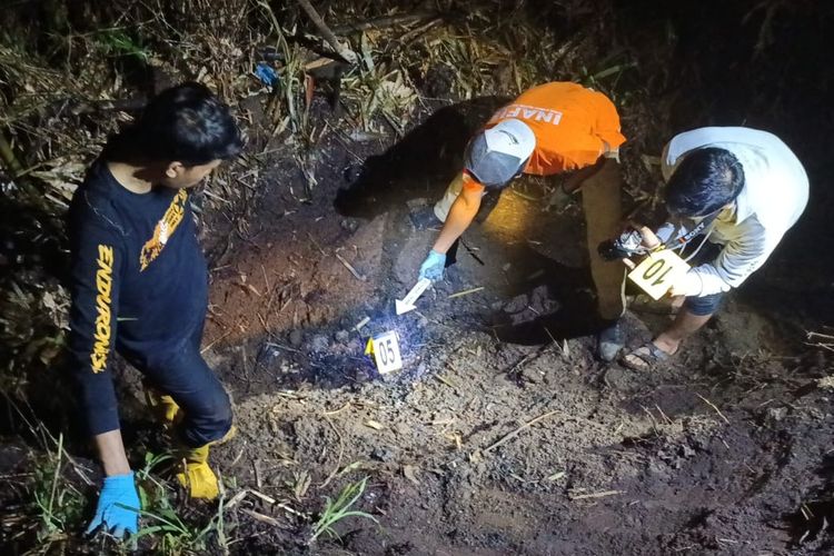 Inafis Polres Malang saat melakukan olah TKP penemuan mayat perempuan terkubur di kebun tebu, Senin (13/10/2025) malam.