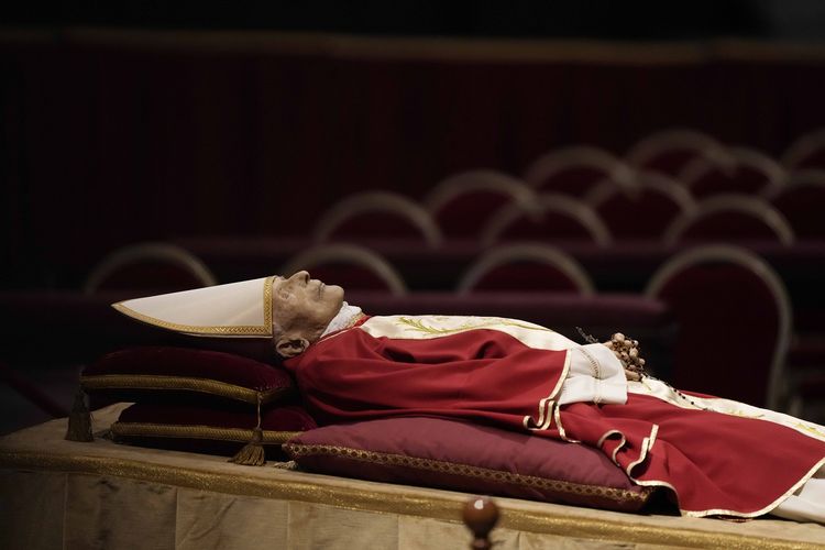 Jasad eks Paus Benediktus XVI saat disemayamkan di dalam Basilika Santo Petrus, Vatikan, Senin (2/1/2023). Paus Benediktus meninggal pada Sabtu (31/12/2022) dalam usia 95 tahun.