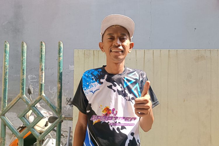 Johan (35), sopir bajaj asal Penggilingan, Cakung, Jakarta Timur, yang viral karena mampu berbicara bahasa Inggris dengan seorang bule asal Jerman ketika sedang narik bajaj di kawasan Monas, Jakarta Pusat.