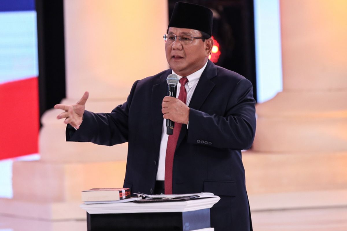 Calon Presiden Nomor Urut 2, Prabowo Subianto menyampaikan gagasannya saat Debat Kedua Calon Presiden, Pemilihan Umum 2019 di Hotel Sultan, Jakarta, Minggu (17/2/2019).