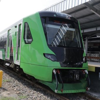 Kereta Api Feeder penghubung antara Stasiun Padalarang-Bandung bagi penumpang Kereta Cepat Whoosh.