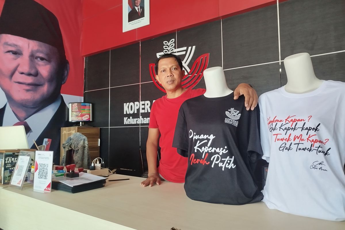 Imam Maskun, Ketua KKMP Tukangkayu di kantor koperasi sembari menunjukkan produk percetakan koperasi. 