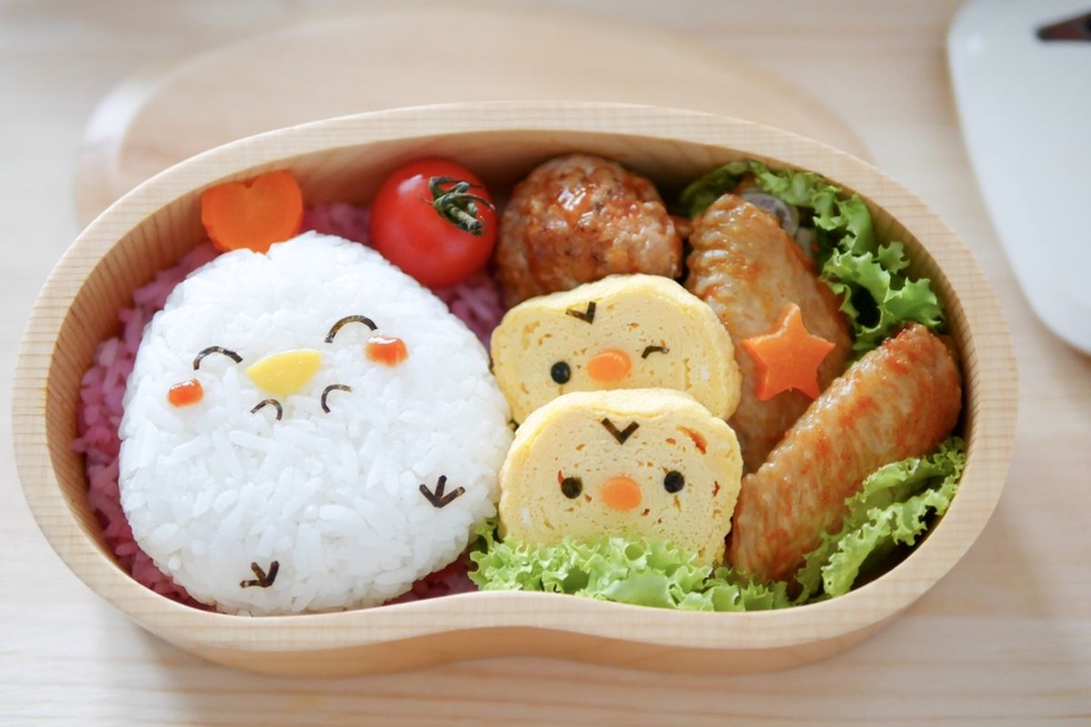 Ilustrasi bento atau makanan anak di kotak makan. 