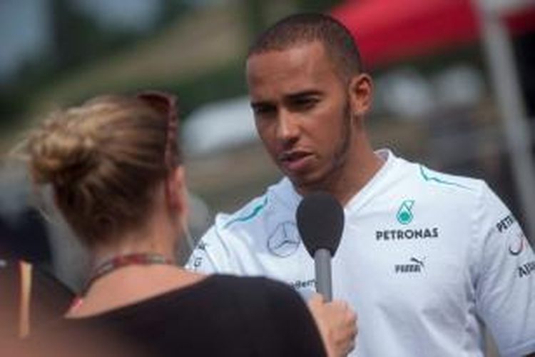 Pebalap inggris, Lewis Hamilton, melakukan wawancara di paddock Sirkuit Hungaroring jelang GP Hongaria, Kamis (25/7/2013).