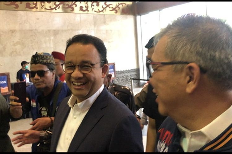 Anies Baswedan ditemani Wakil Ketua Umum Partai Nasdem menghadiri deklarasi relawan IndonesiAnies di Jakarta Convention Center (JCC), Senayan, Jakarta, Rabu (2/11/2022). 