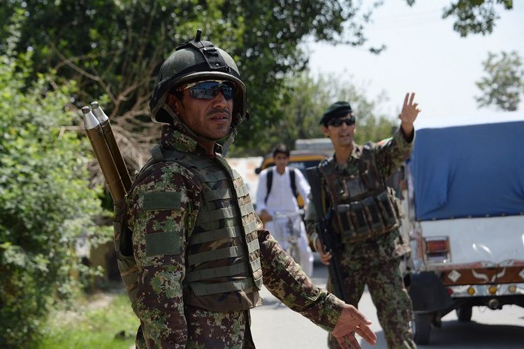 Pasukan Nasional Afghanistan (ANA) melakukan pemeriksaan di pos kota Jalalabad (1/8/2018). Pemeriksaan dilakukan menyusul dua serangan yang diklaim ISIS di dua tempat Selasa (31/7/2018).