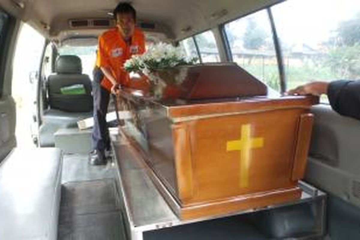 Mahasiwi Univeristas Bunda Mulia (UBM) Ade Sara Angelina Suroto (19) yang dibunuh mantan pacarnya dimakamkan di TPU Pondok Kelapa, Duren Sawit, Jakarta Timur. Jumat (7/3/2014).