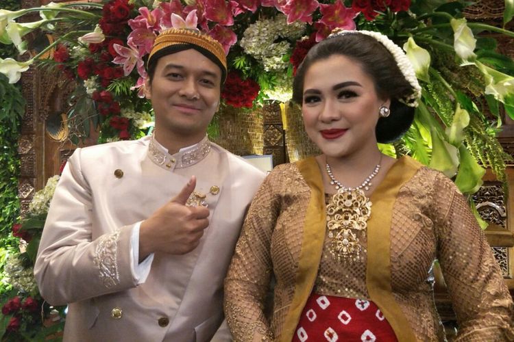 Vicky Shu dan suaminya Ade Imam saat ditemui usai acara tujuh bulanan di Grand Hyatt, Jakarta Pusat, Sabtu (19/5/2018).