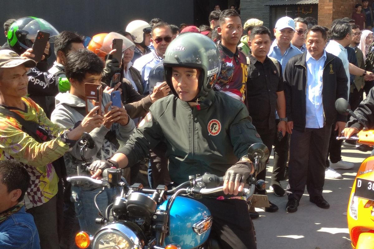Cawapres nomor urut 2, Gibran Rakabuming Raka menaiki motor usai bertemu anak muda pengusaha startup di Fella Cafe Bandung, Jalan L. L. R.E Martadinata, Kota Bandung, Jawa Barat, Selasa (30/1/2024).