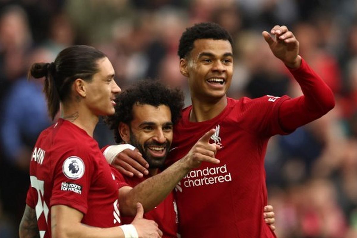 Penyerang Liverpool, Mohamed Salah (tengah), merayakan gol ke gawang Brentford dalam laga lanjutan Liga Inggris 2022-2023. Laga Liverpool vs Brentford berlangsung di Stadion Anfield, Inggris, pada Sabtu (6/5/2023) malam WIB.