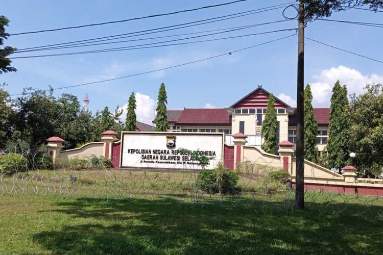 Markas Kepolisian Daerah Sulawesi Selatan meningkatkan pengamanan dengan dipasangi kawat berduri untuk mengantisipasi aksi teroris yang marak terjadi beberapa waktu terakhir ini.
