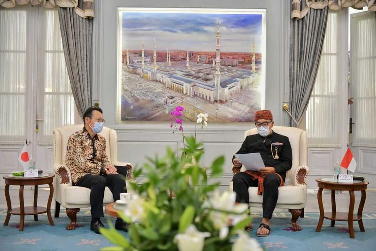 Gubernur Jawa Barat Ridwan Kamil saat menerima kunjungan kehormatan Duta Besar Jepang untuk Indonesia Kenji Kanasugi di Gedung Pakuan Kota Bandung, Kamis (3/2/2022).